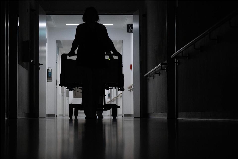 Eine blinde Frau klagt in Karlsruhe gegen eine Rehaklinik. (Symbolbild)Marijan Murat/dpa