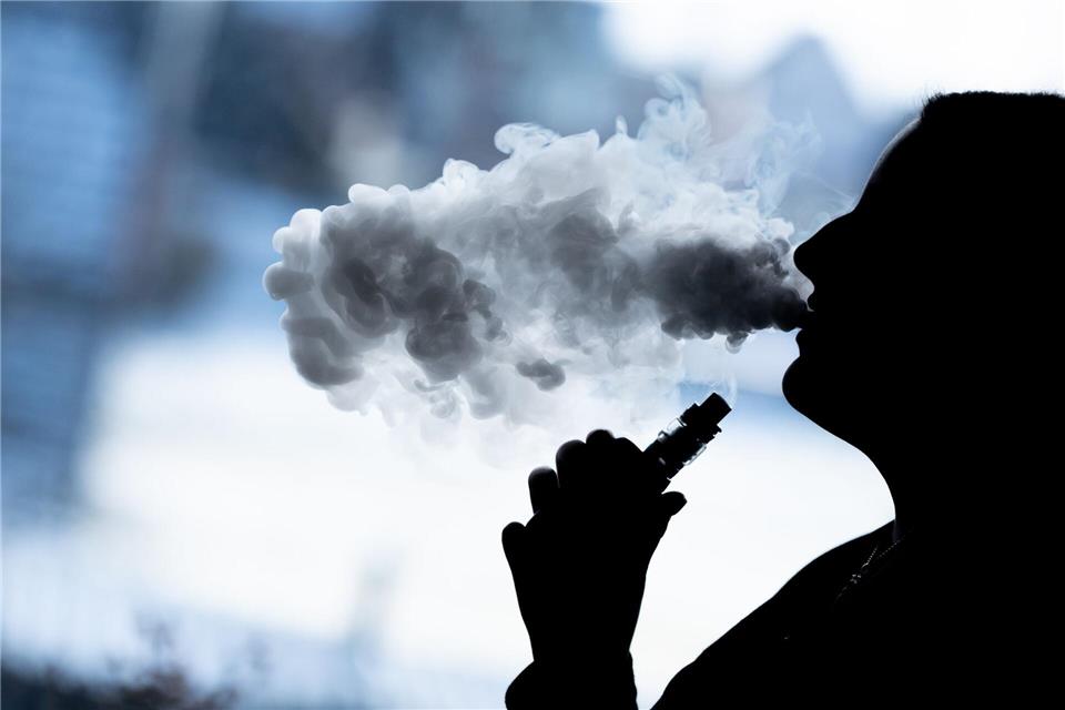 Eine dampfen – für viele Menschen in Deutschland ist das Alltag. (Symbolbild)Silas Stein/dpa