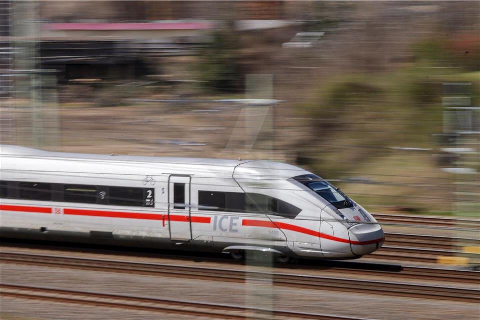 Eine defekte Klimaanlage bremste einen ICE in Unterfranken in Fahrtrichtung Norden aus. (Symbolbild)Jan Woitas/dpa
