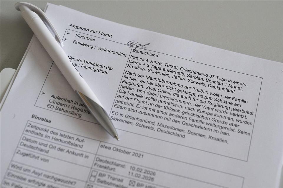 Eine der Aufgaben des Jugend- und Sozialamts in den ersten Wochen: die Fluchtgeschichte dokumentieren.  Boris Roessler/dpa