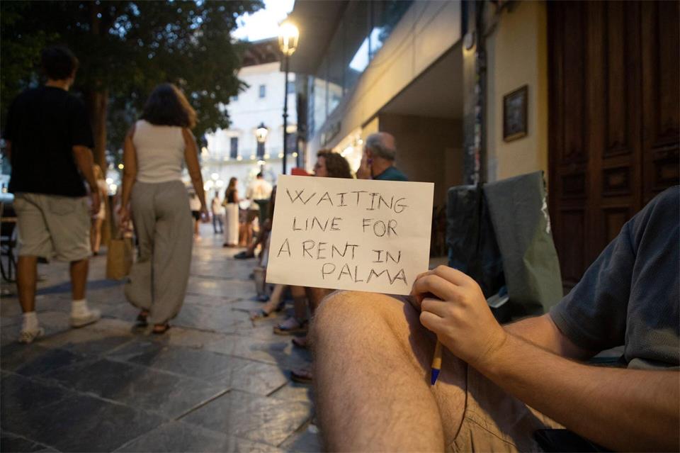 Eine der Folgen der vielen Touristen auf der spanischen Mittelmeerinsel Mallorca ist knapper und teurer Wohnraum.Clara Margais/dpa
