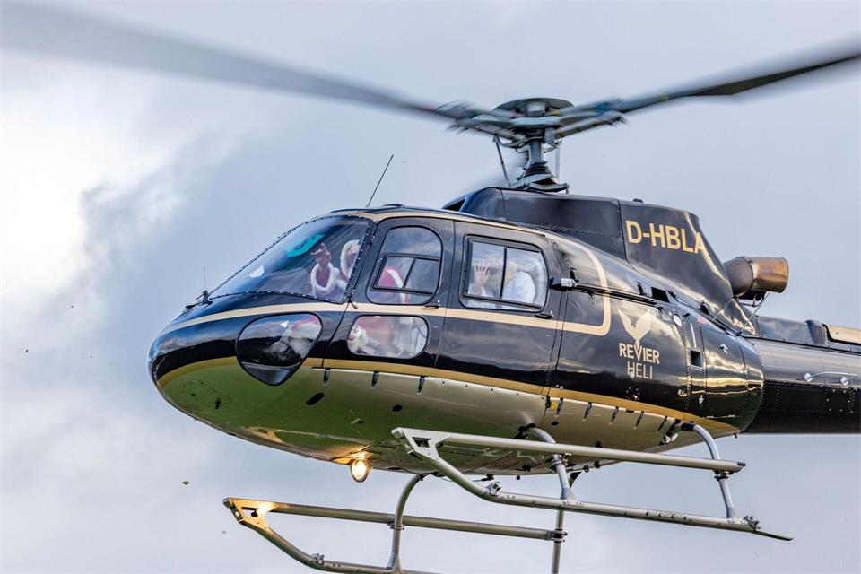 Eine der Hauptattraktionen des Steeler Weihnachtsmarktes: Am 6. Dezember landet der Nikolaus per Hubschrauber. (Archivbild)Christoph Reichwein/dpa