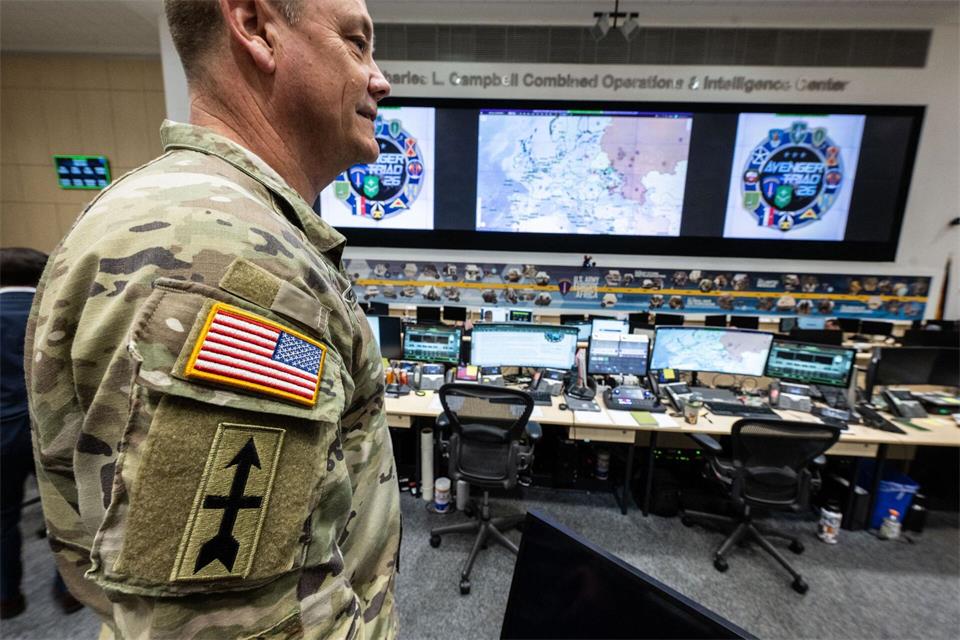 Eine der Kommandozentralen der Simulationsübung befindet sich am Hauptquartier des US-Heeres für Europa und Afrika in Wiesbaden. Boris Roessler/dpa