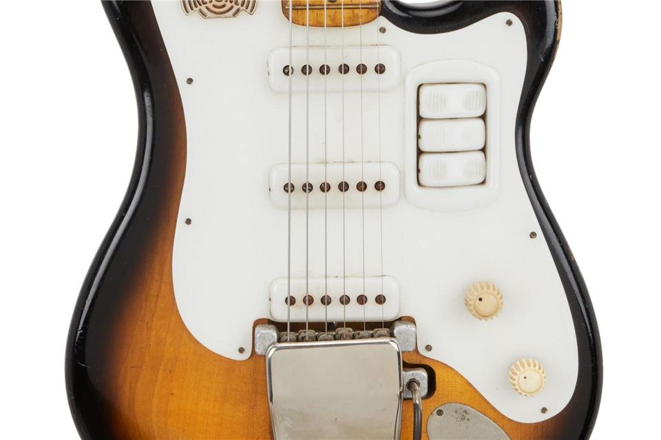 Eine der Lieblingsgitarren des früheren Beatles-Gitarristen George Harrison ist teuer versteigert worden. Julien’s Auctions/dpa
