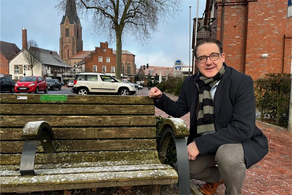 Eine der Plauderbänke der Bürgerstiftung ist unweit entfernt von Heiko Gudels Arbeitsstätte in Erle.