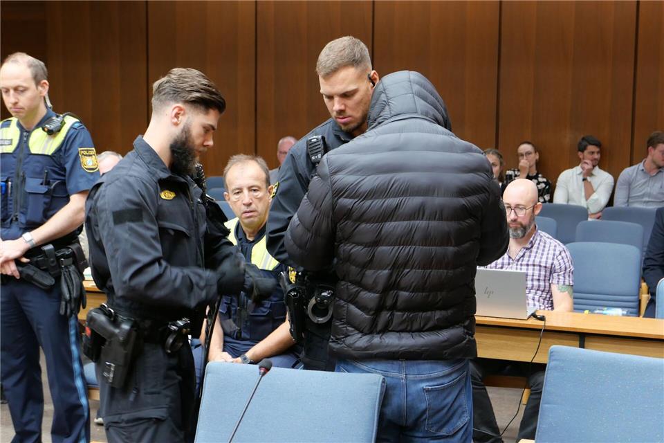 Angeklagter bestreitet Vorwürfe in Schleuser-Prozess Eine der Schleusungen soll zwei Frauen beim anstrengenden Fußweg von Belarus nach Lettland das Leben gekostet haben.Uwe Lein/dpa