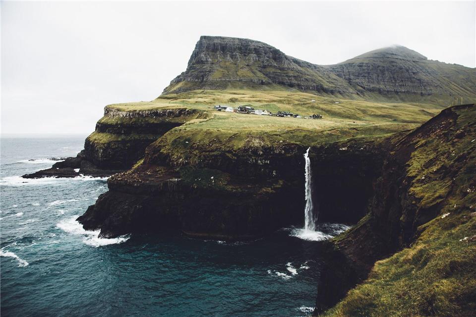 Eine der bekanntesten Attraktionen der Inseln ist der Múlafossur-Wasserfall.Daniel Casson/@dpc_photography/Faroephoto.com/dpa-tmn