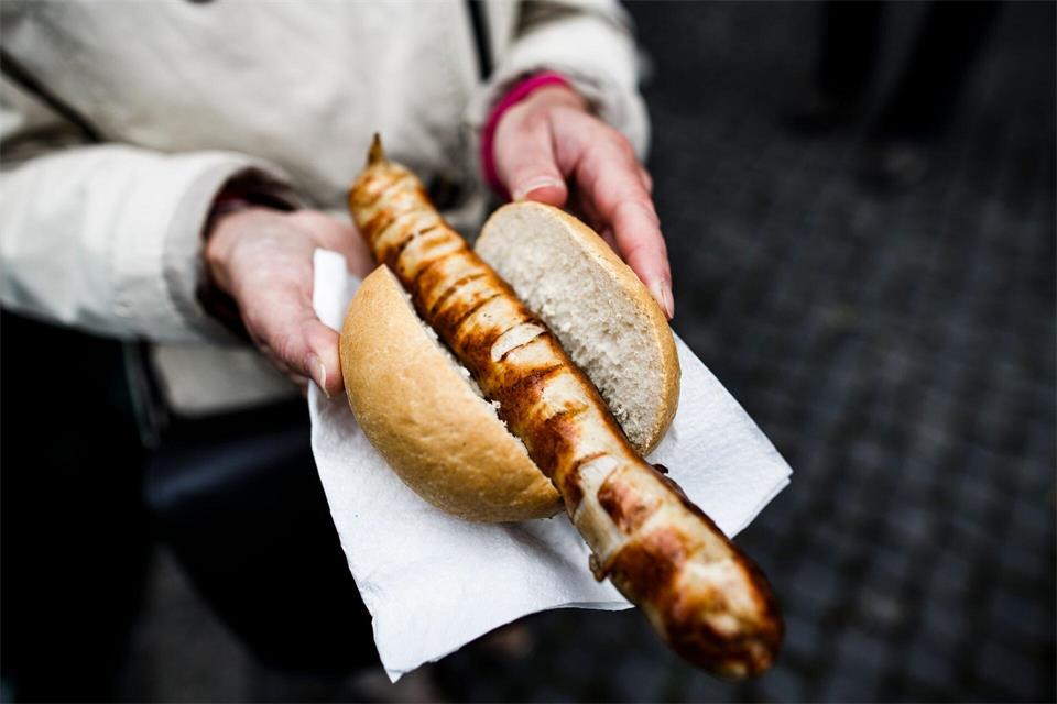 Eine der berühmtesten Spezialitäten Deutschlands ist die Thüringer Rostbratwurst.picture alliance / Carsten Koall/dpa-Zentralbild/dpa