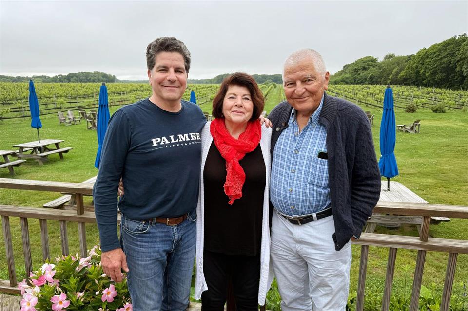 Eine der erfolgreichsten Winzereien auf der Insel ist Paumanok. Die Geschäfte führt Sohn Kareem Massoud (l.), hier zusammen mit seinen Eltern Ursula und Charles.Verena Wolff/dpa-tmn