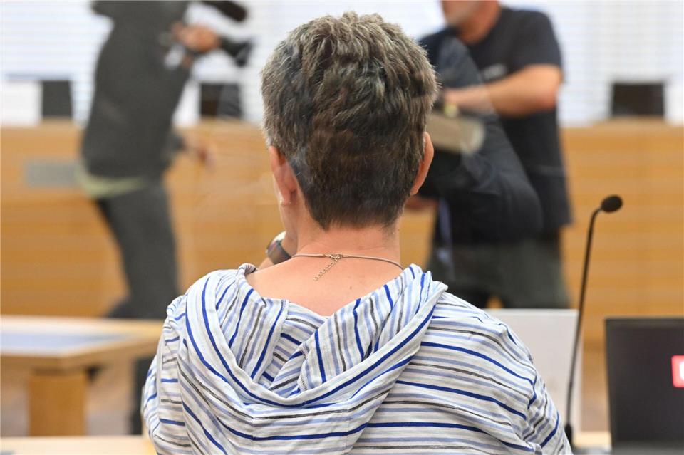 Eine der vier Angeklagten im Landgericht Braunschweig. Sie soll für die Straftaten der Mitangeklagten Beihilfe geleistet haben. Julian Stratenschulte/dpa