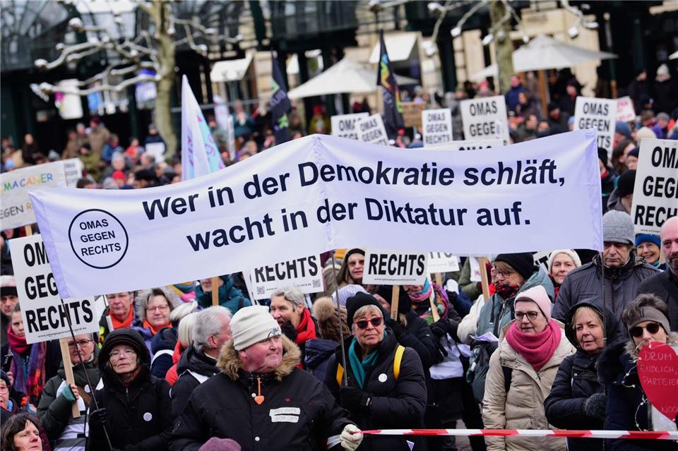 Eine deutliche Mehrheit in Deutschland sieht eine negative Entwicklung der Demokratie. (Archivbild)Daniel Bockwoldt/dpa