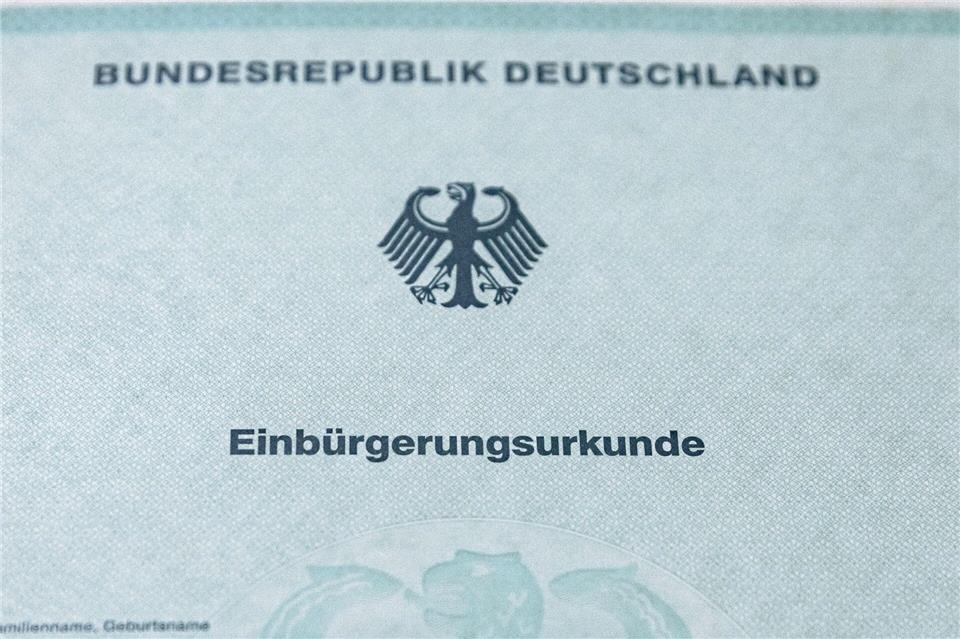 Eine deutsche Einbürgerungsurkunde ist in vielen Fällen ein begehrtes Dokument. (Symbolbild)Markus Scholz/dpa