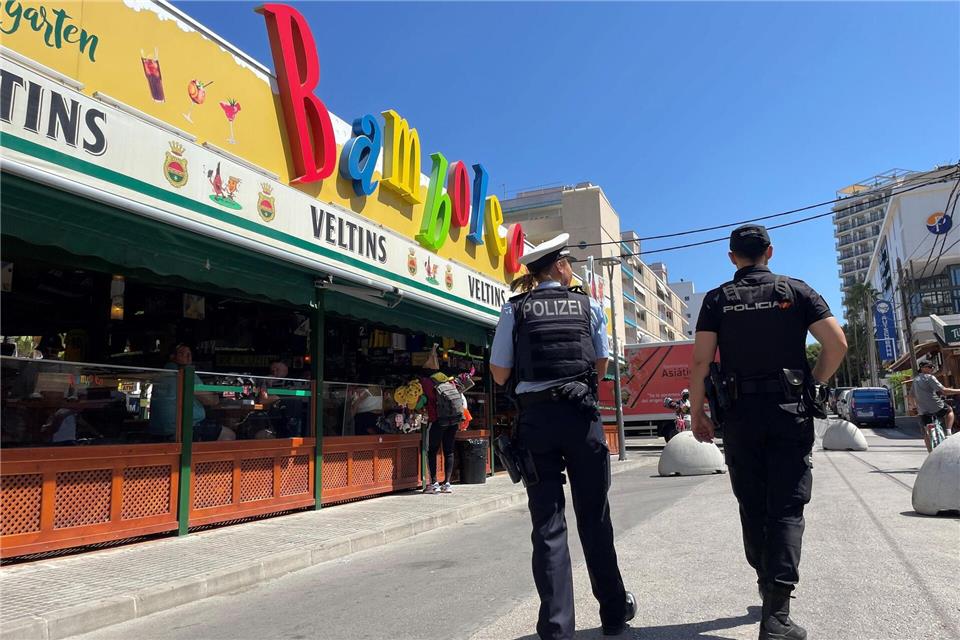 Eine deutsche Polizistin läuft an der sogenannten Schinkenstraße auf Mallorca neben einem spanischen Kollegen. (Archivfoto)Oliver Auster/dpa