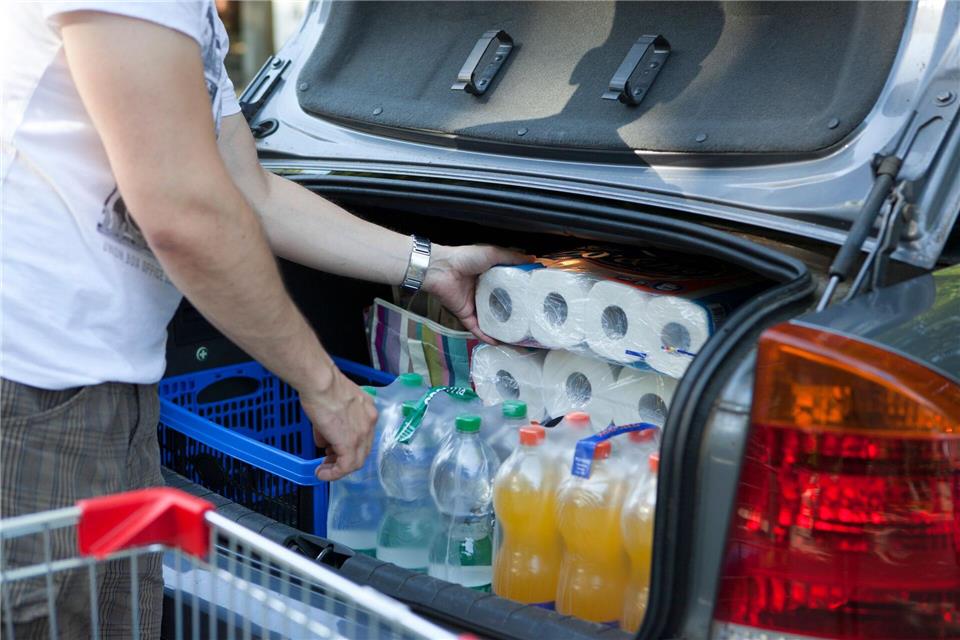 Eine dichte Packweise im Kofferraum sorgt dafür, dass die Ladung bei plötzlichen Bremsmanövern nicht ins Rutschen gerät.Silvia Marks/dpa-tmn