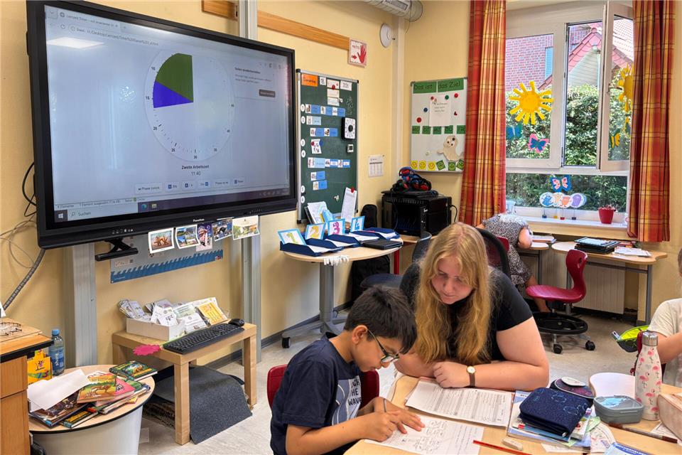 Eine digitale Uhr zeigt den Kindern die noch verbleibende Lernzeit an, in der sie ihre Übungsaufgaben erledigen können. Sie unterstützt die Schüler bei ihrer Selbstorganisation.