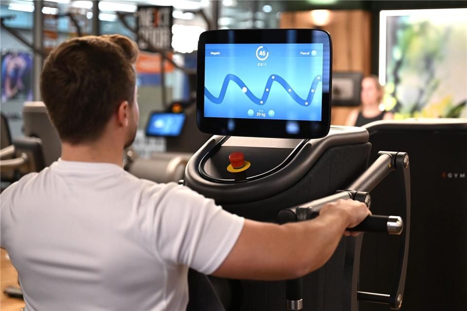 Eine digitalisierte Ruderbank in einem Fitnessstudio, auf deren Display der Nutzer mit seiner Kraftanstrengung eine Figur eines Computerspiel steuert: Solche Daten könnten für eine Trainingsanalyse ausgewertet werden.Wolf von Dewitz/dpa