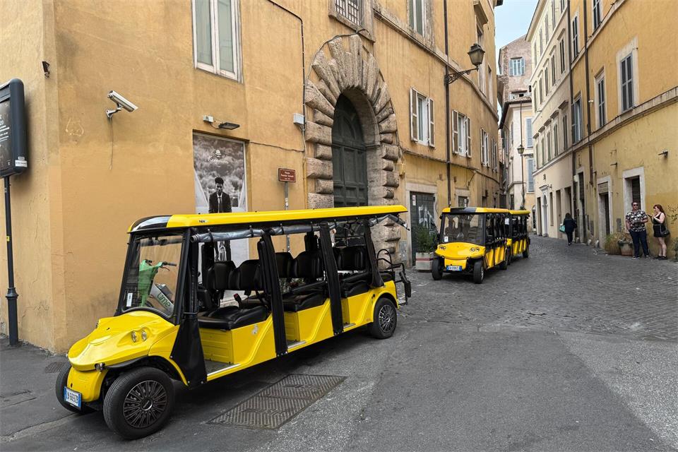 Eine dreistellige Zahl an Golfcarts ist in den engen Gassen der Ewigen Stadt unterwegs.  Sabine Dobel/dpa