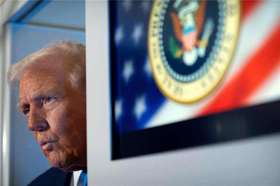 US-Präsident Trump: Dritte Amtszeit ist mir nicht erlaubt  Eine dritte Amtszeit im Weißen Haus? Nun sagt sogar US-Präsident Donald Trump, dass das aufgrund der Rechtslage nicht möglich sei. Mark Schiefelbein/AP/dpa