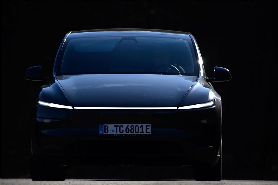 Eine durchgehende LED-Lichtleiste dominiert die Optik der Frontpartie des Tesla Model Y „Juniper“.Klaus-Dietmar Gabbert/dpa-tmn