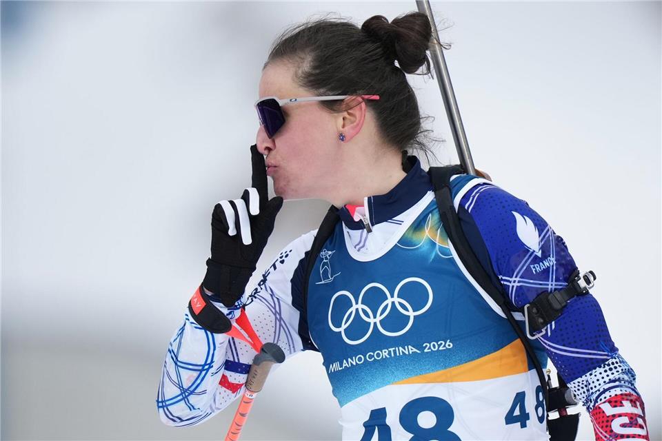Eine eindeutige Geste: Julia Simon beim Zieleinlauf auf dem Weg zu Gold.Andrew Medichini/AP/dpa