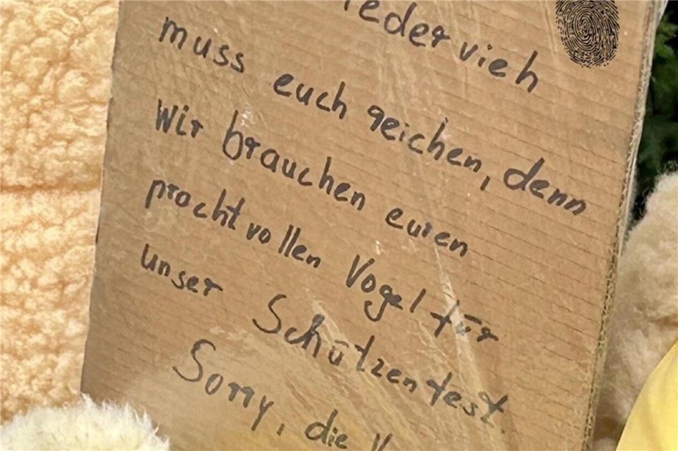 Eine eingehende Untersuchung an dieser Papptafel und der „Krähe vom Wasserwerk“ ergab: Die Spur der Vogeldiebe führt offenbar nach Dülmen.
