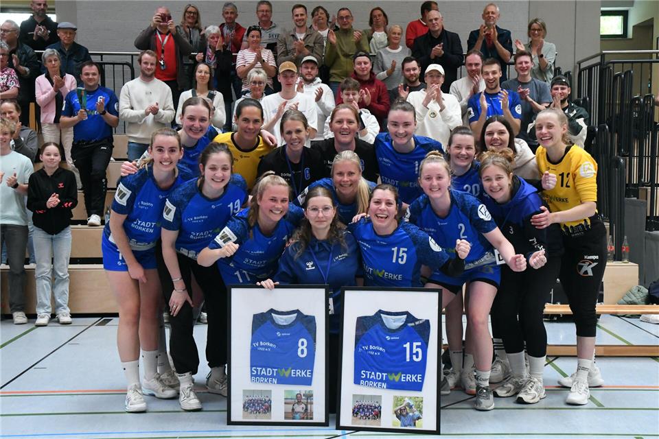 Eine eingeschworene Truppe, die seit Jahren zusammenspielt: Sarah Milsom-van de Löcht (vorne rechts) und Hanna Rehmann (vorne links) wurden beim letzten Heimspiel gegen Wegberg verabschiedet.