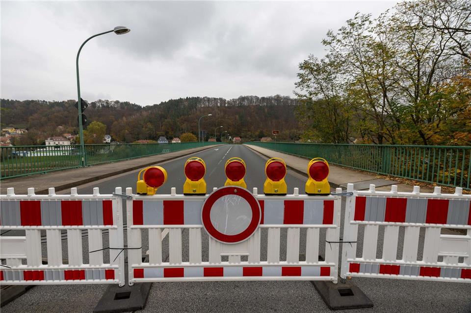 Brückensperrung Bad Schandau: Firmen bangen um Existenz Eine endgültige Entscheidung zur Zukunft der Brücke soll im Juni fallen. Daniel Wagner/dpa