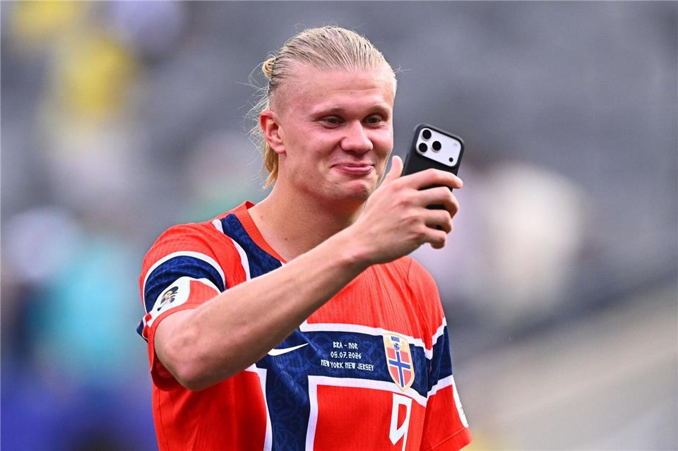 Eine erfolgreiche Kombination: Stürmerstar Haaland und sein Handy im Selfie-Modus. (Archivbild)Tom Weller/dpa