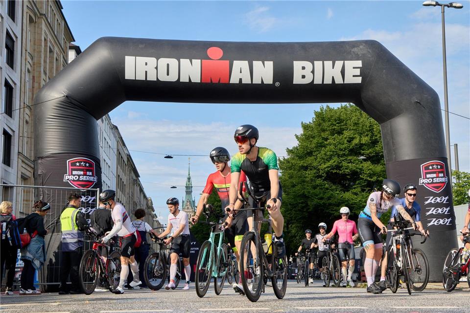 Eine fast 90 Kilometer lange Radrennstrecke wird am Sonntag für die Teilnehmer am Ironman in Hamburg reserviert. (Archivbild)Georg Wendt/dpa