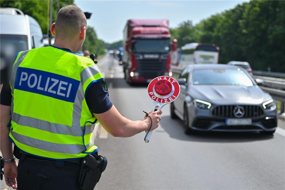 Eine feste Grenzkontrollstelle auf der A12 bei Frankfurt (Oder) löste zusätzliche Staus aus. Eine neue Verkehrsführung soll zwischen Polen und Brandenburg Entlastung bringen. (Archivbild)Patrick Pleul/dpa