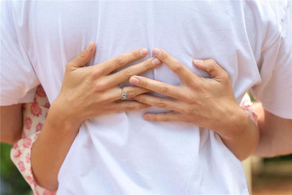 Eine feste Umarmung, ein abgenommenes Telefonat mit der Krankenkasse, ein Topf Suppe: Unterstützung für krebskranke Menschen kann ganz viele Formen haben. picture alliance/dpa