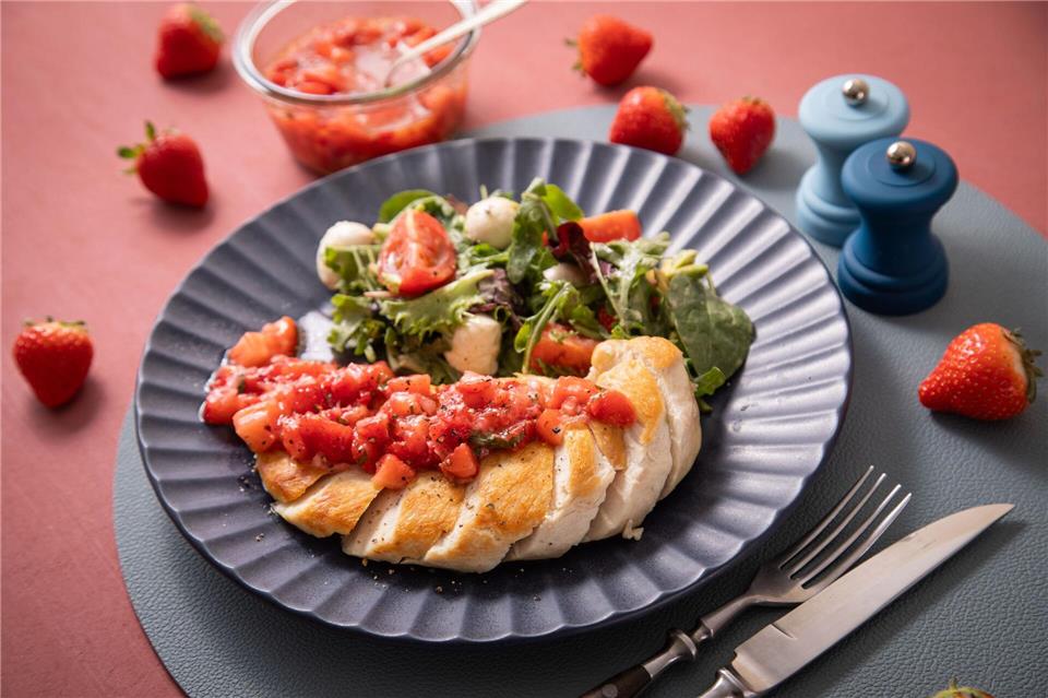 Eine fruchtige Idee für den Grillabend: Erdbeersalsa aus frischen Erdbeeren, Chilischote, Kräutern und roter Zwiebel passt gut zu einer gebratenen Hühnerbrust mit Salat.Christin Klose/dpa-tmn