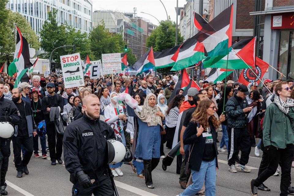 Eine frühere Pro-Palästina-Veranstaltung in der Innenstadt. Hamburgs Verfassungsschutz warnt vor einer anderen Demonstration am kommenden Mittwoch, dem Jahrestag des Hamas-Überfalls auf Israel. (Archivbild) Markus Scholz/dpa