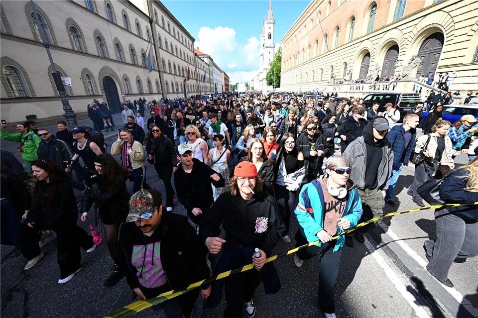 Eine fünfstellige Zahl von Menschen demonstriert bei der Münchner „Krachparade“ gegen die hohen Mieten und für eine lebendige Kulturszene - inklusive lauter Feiern.Felix Hörhager/dpa
