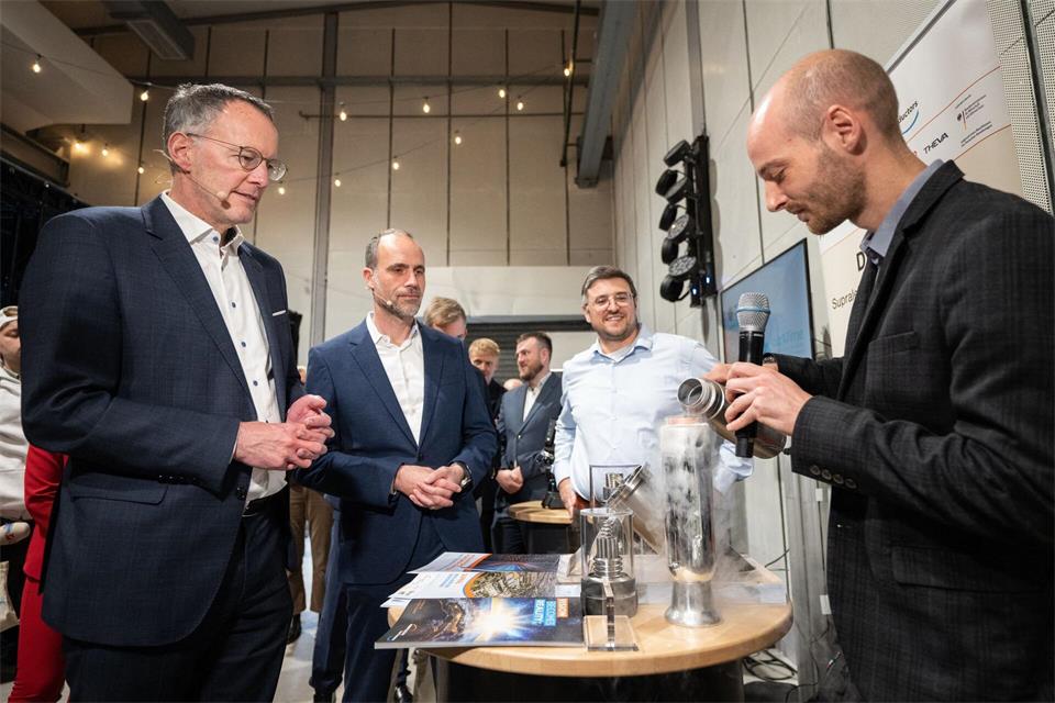 Eine ganze Reihe an Firmen und Institutionen präsentierten sich bei der Auftaktveranstaltung der Hightech-Agenda. Hannes P. Albert/dpa