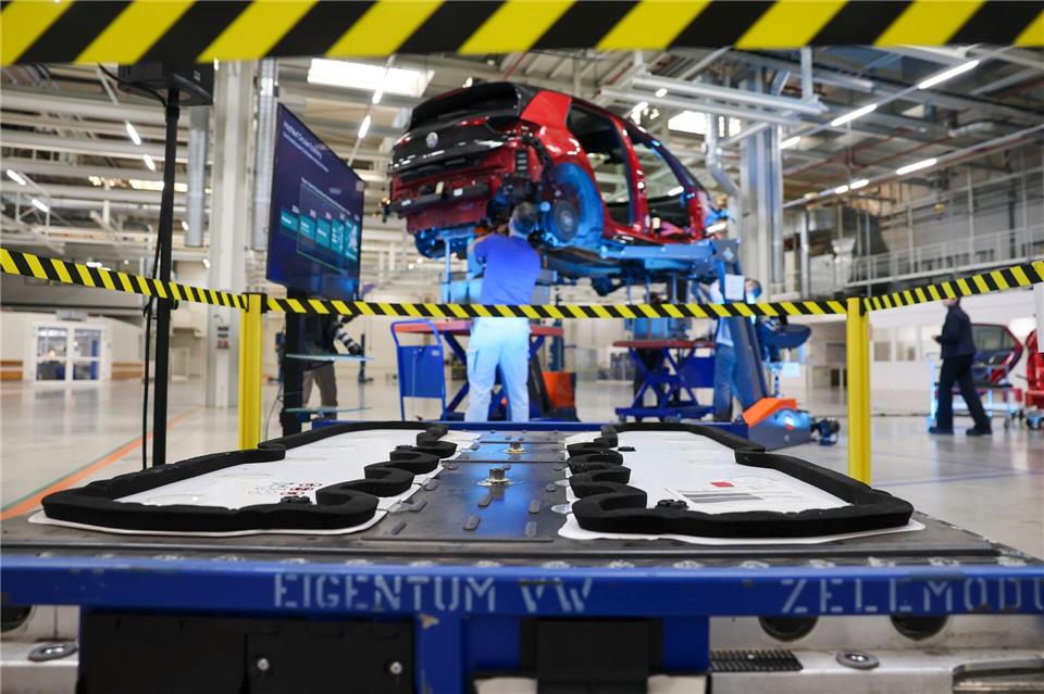 Eine gebrauchte Hochvoltbatterie aus einem zerlegten ID.3 liegt während der Vorstellung der Recycling-Strategie im VW-Werk Zwickau.Jan Woitas/dpa