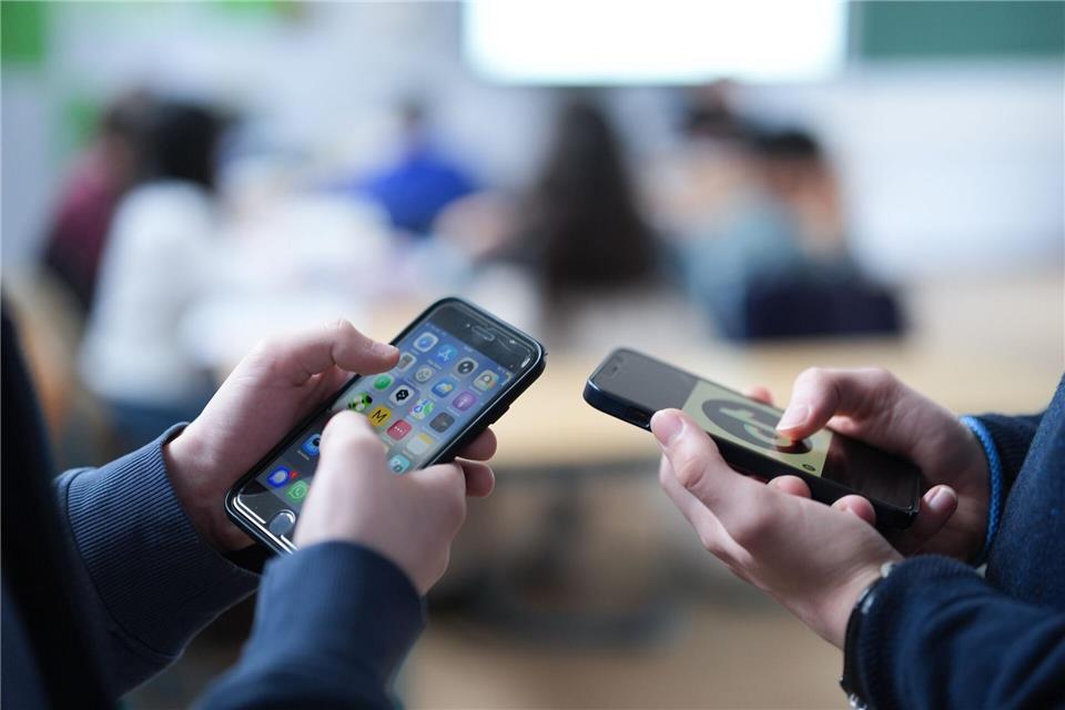 Eine gefährliche Social-Media-Challenge lässt die Polizei Alarm schlagen. (Symbolbild)Marcus Brandt/dpa