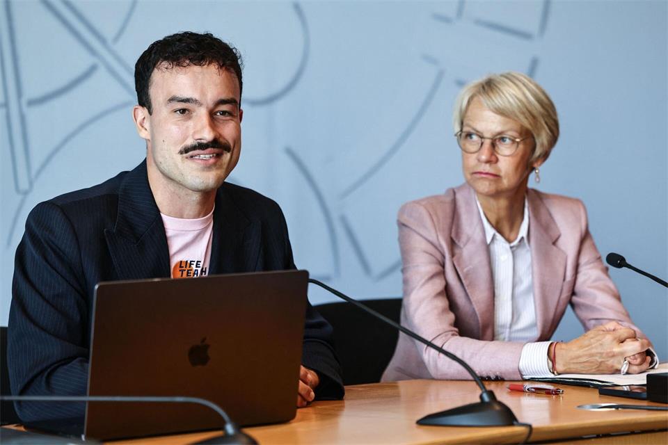 Eine gemeinnützige sozial-orientierte Startup-Initiative will frischen Wind in die Klassenzimmer bringen. (Symbolbild)Oliver Berg/dpa