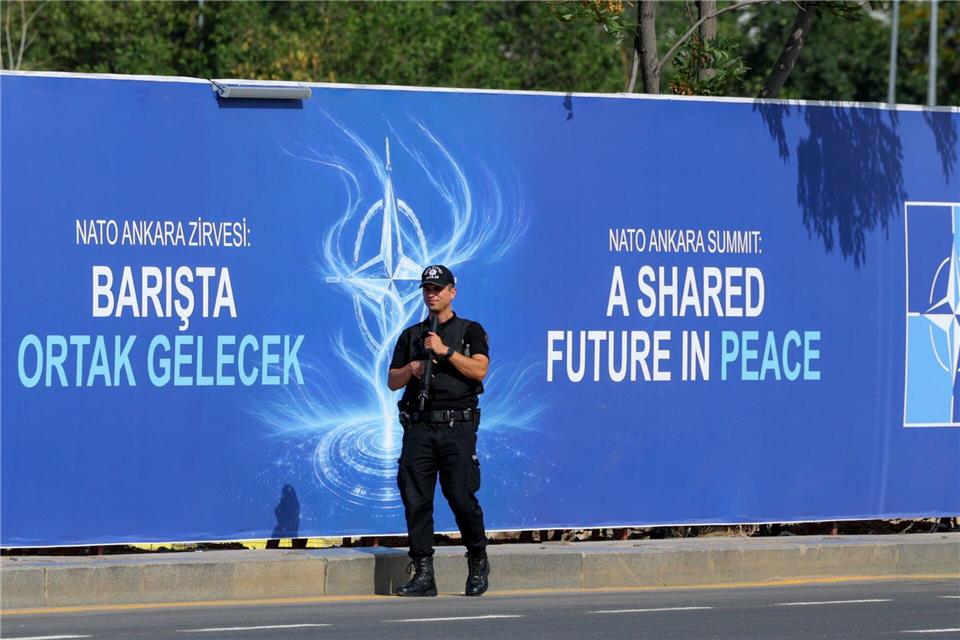 „Eine gemeinsame Zukunft in Frieden“ steht in der Türkei auf Plakaten zum Gipfel: Für die Ukraine ist das derzeit nur ein Traum. (Archivbild)Riza Ozel/AP/dpa