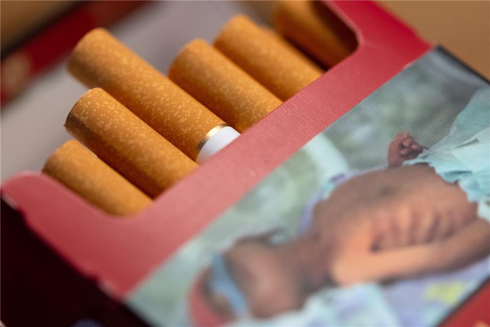 Eine geöffnete Zigarettenpackung (Illustration)Sven Hoppe/dpa