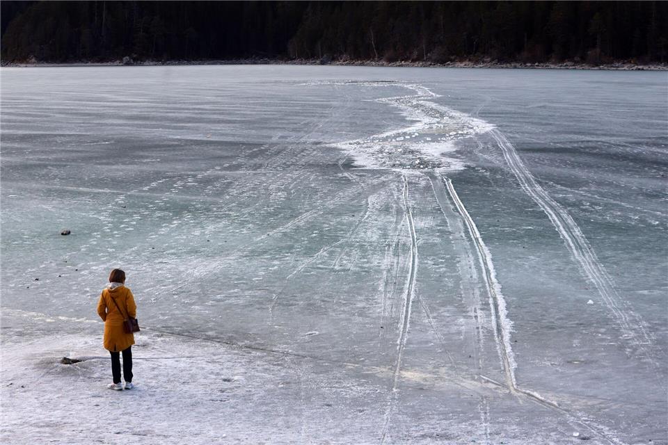 Eine geschlossene Eisfläche sieht trügerisch sicher aus: Die tatsächliche Tragfähigkeit ist oft schwer einzuschätzen.picture alliance/dpa
