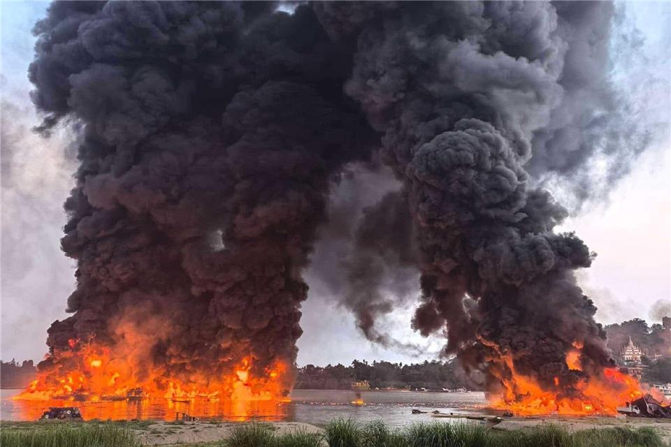 Eine gewaltige Rauchsäule stieg in den Himmel. Sai Aung/HNA/dpa
