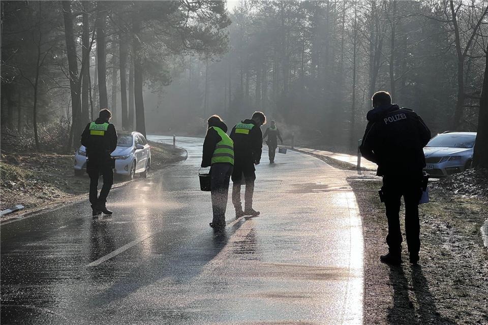 Eine glatte Straße wurde per Hand gestreut, weil Räumfahrzeuge nicht mehr durchkamen.Henrik Hille/dpa