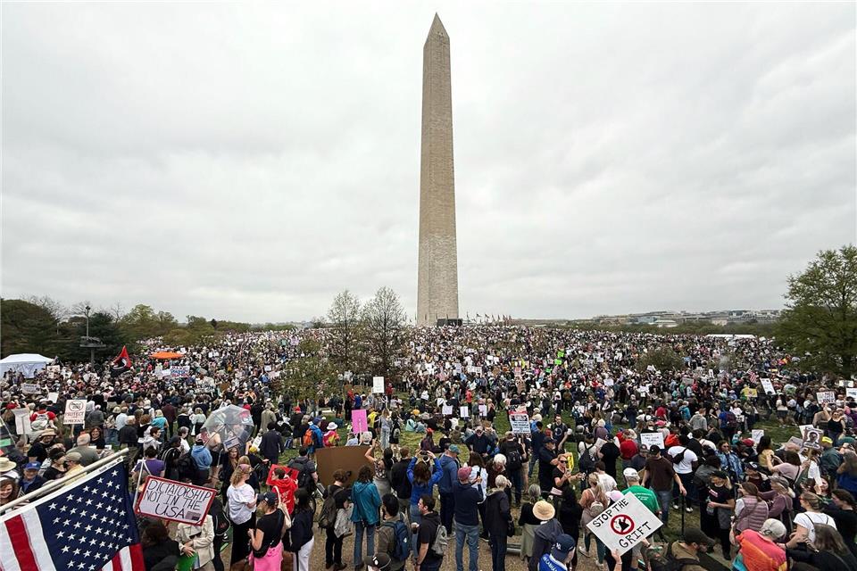 Landesweite Proteste gegen Trump in den USA Eine große Demonstration gab es in der US-Hauptstadt Washington, unweit des Weißen Hauses.Jose Luis Magana/AP/dpa