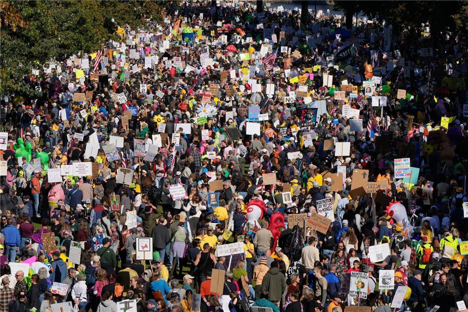 „No Kings“: Wieder Massenproteste gegen Trump in den USA Eine große Menge auch in Portland an der US-Westküste.Jenny Kane/AP/dpa