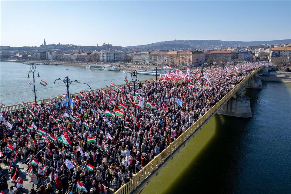 Eine große Menschenmenge zog zur Kundgebung des amtierenden Ministerpräsidenten Viktor Orban. Zsolt Czegledi/MTI/AP/dpa