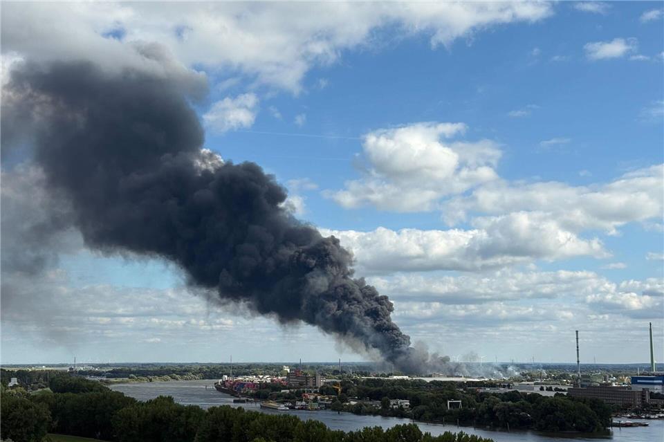 Eine große Rauchwolke ist bei einem Brand in Hamburg über der Stadt zu sehen.Daniel Bockwoldt/dpa