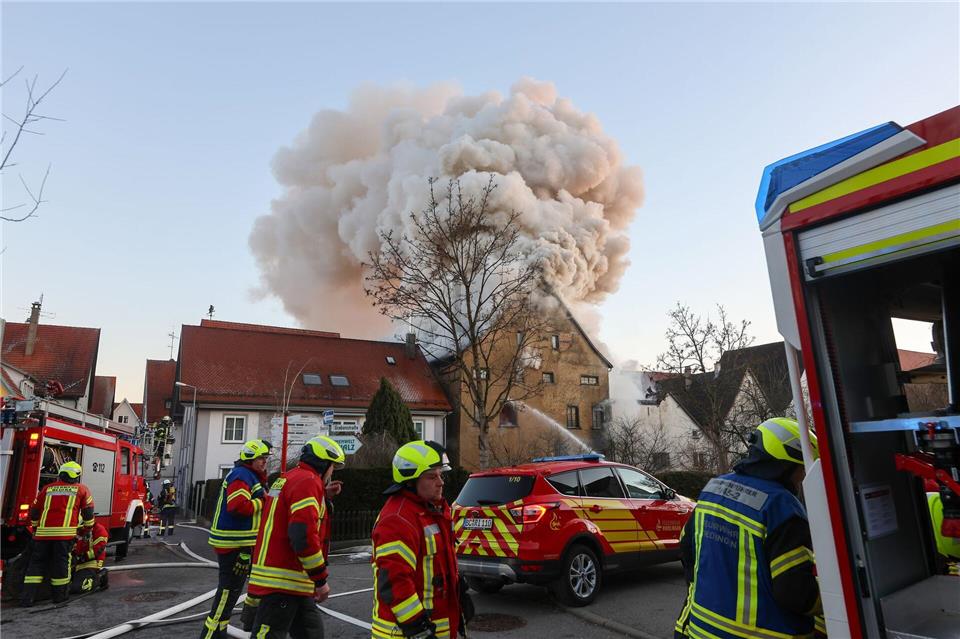 Eine große Rauchwolke steigt über der Riedlinger Altstadt auf.Thomas Warnack/dpa