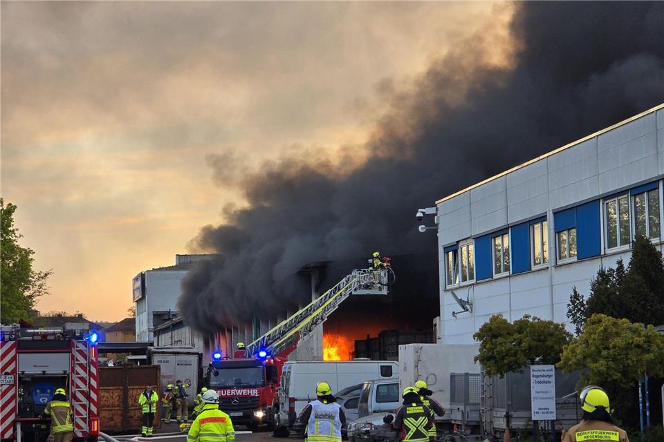 Eine große Rauchwolke zeigte sich am Abend über Regensburg. Moller-Schuh/Vifogra GmbH/dpa