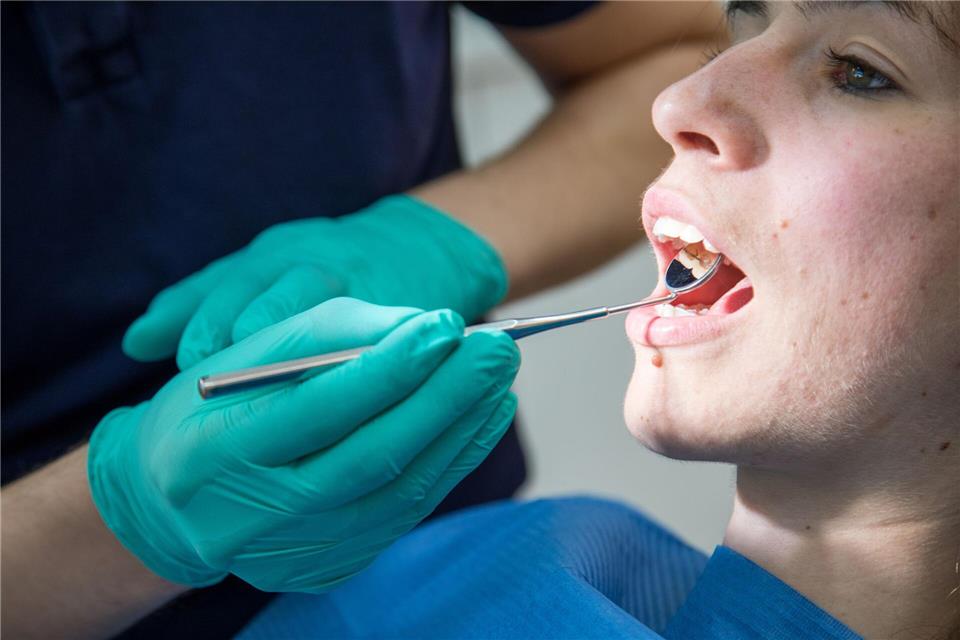 Eine gründliche Mundhygiene und regelmäßige Kontrollen beim Zahnarzt sind die beste Vorsorge gegen Parodontitis.picture alliance / dpa Themendienst